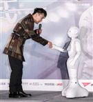 「情歌王子」張信哲回鄉舉辦《未來式》巡演攻蛋記者會，演藝圈大咖力挺支持讓張信哲又驚又喜。（記者林士傑/攝影）