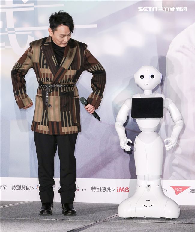 「情歌王子」張信哲回鄉舉辦《未來式》巡演攻蛋記者會，演藝圈大咖力挺支持讓張信哲又驚又喜。（記者林士傑/攝影）