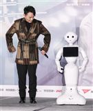 「情歌王子」張信哲回鄉舉辦《未來式》巡演攻蛋記者會，演藝圈大咖力挺支持讓張信哲又驚又喜。（記者林士傑/攝影）