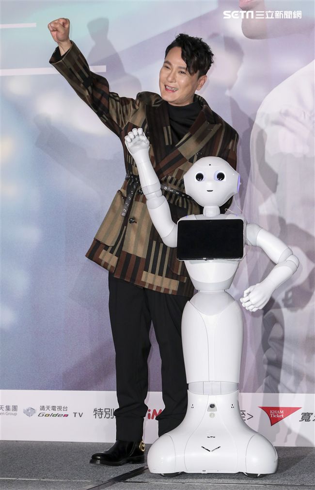 「情歌王子」張信哲回鄉舉辦《未來式》巡演攻蛋記者會，演藝圈大咖力挺支持讓張信哲又驚又喜。（記者林士傑/攝影）