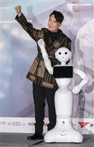 「情歌王子」張信哲回鄉舉辦《未來式》巡演攻蛋記者會，演藝圈大咖力挺支持讓張信哲又驚又喜。（記者林士傑/攝影）