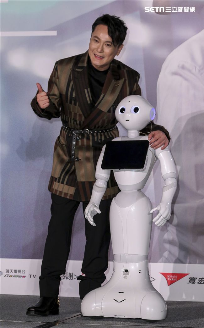 「情歌王子」張信哲回鄉舉辦《未來式》巡演攻蛋記者會，演藝圈大咖力挺支持讓張信哲又驚又喜。（記者林士傑/攝影）