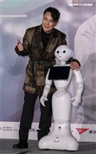 「情歌王子」張信哲回鄉舉辦《未來式》巡演攻蛋記者會，演藝圈大咖力挺支持讓張信哲又驚又喜。（記者林士傑/攝影）