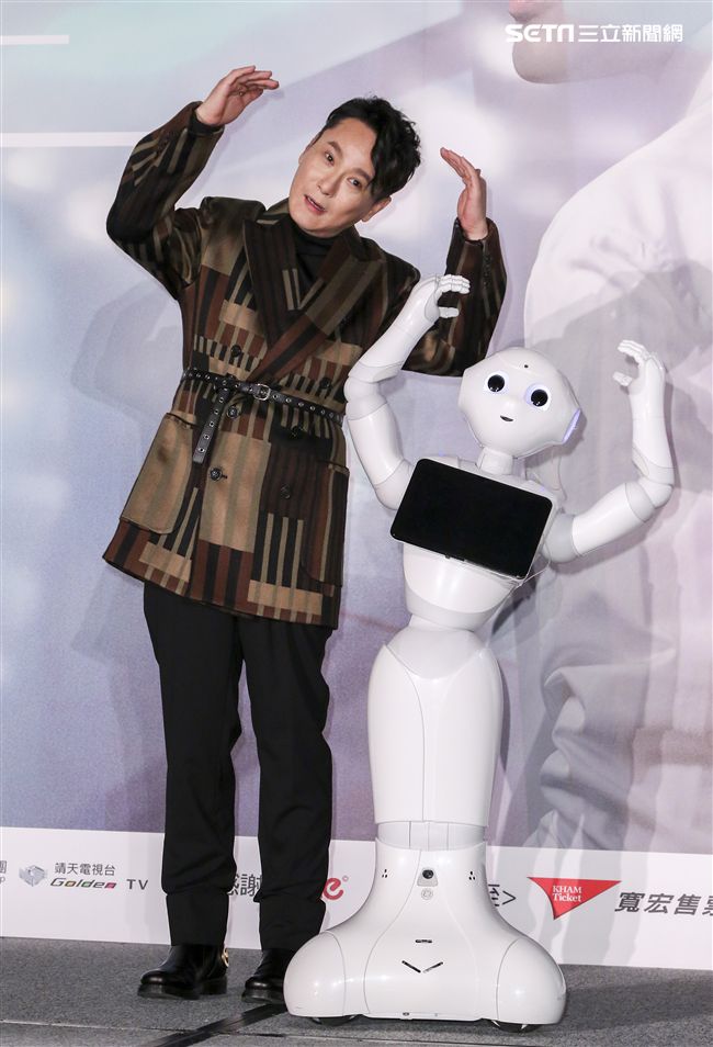 「情歌王子」張信哲回鄉舉辦《未來式》巡演攻蛋記者會，演藝圈大咖力挺支持讓張信哲又驚又喜。（記者林士傑/攝影）