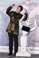 「情歌王子」張信哲回鄉舉辦《未來式》巡演攻蛋記者會，演藝圈大咖力挺支持讓張信哲又驚又喜。（記者林士傑/攝影）