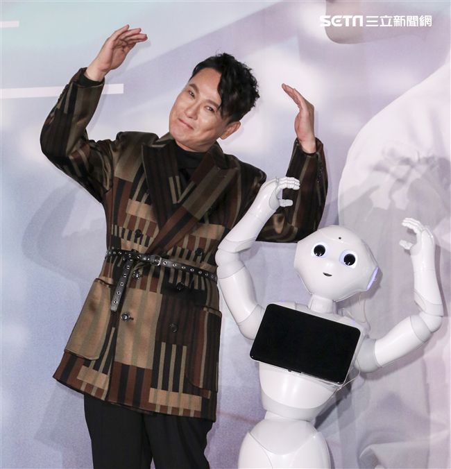 「情歌王子」張信哲回鄉舉辦《未來式》巡演攻蛋記者會，演藝圈大咖力挺支持讓張信哲又驚又喜。（記者林士傑/攝影）