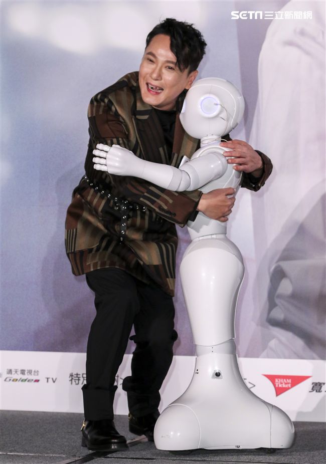 「情歌王子」張信哲回鄉舉辦《未來式》巡演攻蛋記者會，演藝圈大咖力挺支持讓張信哲又驚又喜。（記者林士傑/攝影）