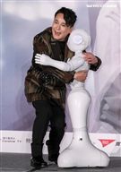 「情歌王子」張信哲回鄉舉辦《未來式》巡演攻蛋記者會，演藝圈大咖力挺支持讓張信哲又驚又喜。（記者林士傑/攝影）