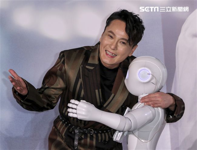 「情歌王子」張信哲回鄉舉辦《未來式》巡演攻蛋記者會，演藝圈大咖力挺支持讓張信哲又驚又喜。（記者林士傑/攝影）