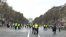 法政府為黃背心找解方　暫無意宣布緊急狀態法國「黃背心」運動因暴力行為變調，政府目前無意宣布緊急狀態，但總統馬克宏已召開危機因應會議，總理府、經濟部等各部門分頭處理危機。中央社記者曾依璇巴黎攝　107年12月3日