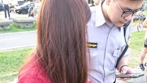 妙齡女欲跳河輕生　卻「插」在爛泥中