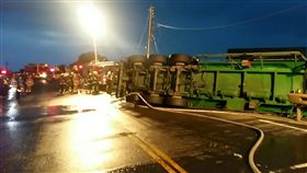 化學槽車自撞翻覆駕駛受困　醋酸大片外洩台2線雙線封閉
圖／翻攝畫面