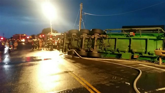 化學車自撞翻覆　駕駛身亡台2線封閉