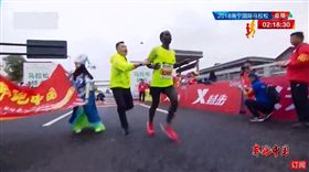 衣索比亞馬拉松冠軍被停下要求拍照　恐猝死（圖／翻攝自华人TV官方频道YouTube）