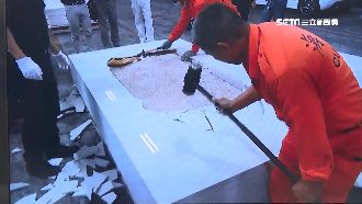 石板夾層藏玄機　警破獲1.2噸毒品