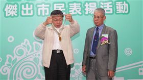 柯文哲表揚傑出市民（1）台北市長柯文哲（左）5日在台北出席107年度台北市傑出市民表揚典禮，頒獎給傑出市民林伸龍（右）。中央社記者吳家昇攝  107年12月5日