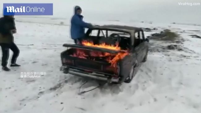 戰鬥民族玩命演出　火燒車衝冰湖險死