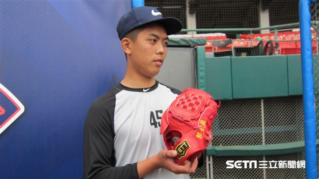 拿郭俊麟手套　15歲吳秉恩想美國夢