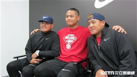 ▲張育成（左起）、胡智為與朱立人都效力克里夫蘭印地安人。（圖／記者蕭保祥攝影）