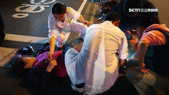 婦騎車擦撞倒地　熱血醫護衝出協助