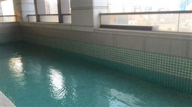 「每戶獨立游泳池」台中豪宅賣點卻淪缺點（圖／翻攝自591房屋租售網）