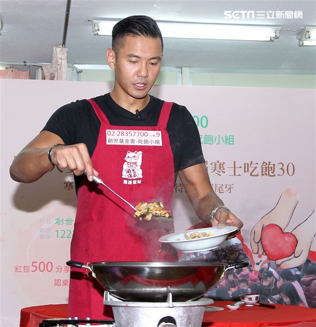 陳建州（黑人）做道地的客家小炒，提前與弱勢同桌圍爐，呼籲民眾小額捐款「搶救」尾牙宴。（記者邱榮吉/攝影）