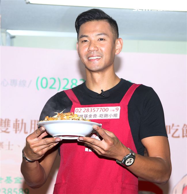 陳建州（黑人）做道地的客家小炒，提前與弱勢同桌圍爐，呼籲民眾小額捐款「搶救」尾牙宴。（記者邱榮吉/攝影）