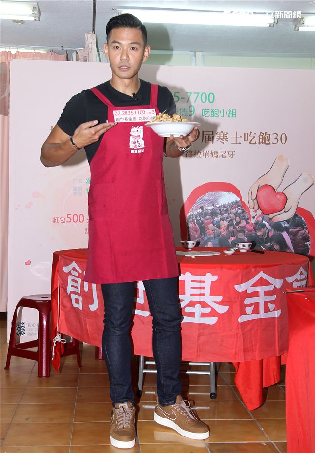 陳建州（黑人）做道地的客家小炒，提前與弱勢同桌圍爐，呼籲民眾小額捐款「搶救」尾牙宴。（記者邱榮吉/攝影）