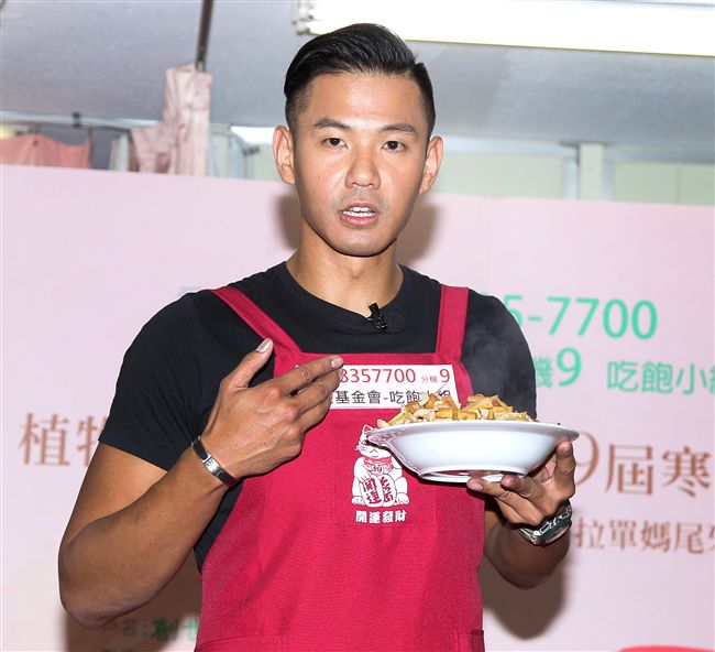 陳建州（黑人）做道地的客家小炒，提前與弱勢同桌圍爐，呼籲民眾小額捐款「搶救」尾牙宴。（記者邱榮吉/攝影）