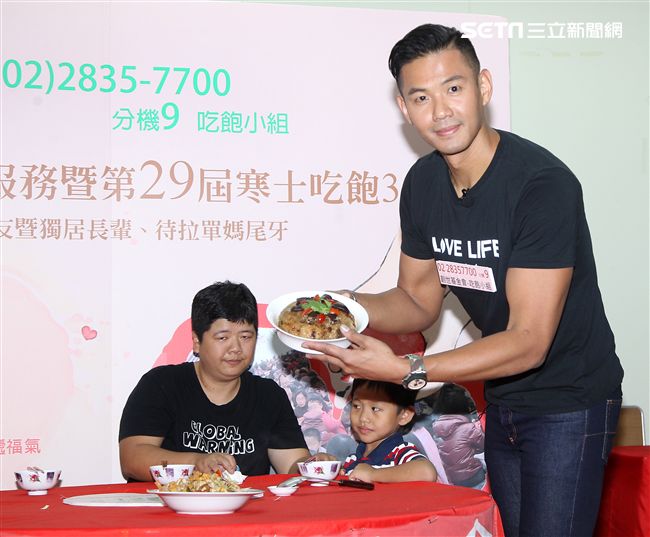 陳建州（黑人）做道地的客家小炒，提前與弱勢同桌圍爐，呼籲民眾小額捐款「搶救」尾牙宴。（記者邱榮吉/攝影）