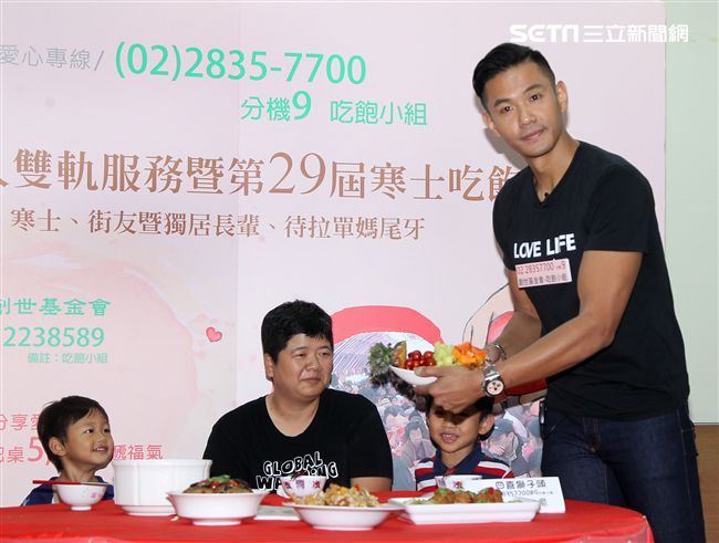 陳建州（黑人）做道地的客家小炒，提前與弱勢同桌圍爐，呼籲民眾小額捐款「搶救」尾牙宴。（記者邱榮吉/攝影）