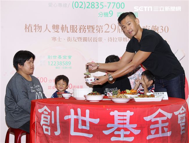 陳建州（黑人）做道地的客家小炒，提前與弱勢同桌圍爐，呼籲民眾小額捐款「搶救」尾牙宴。（記者邱榮吉/攝影）