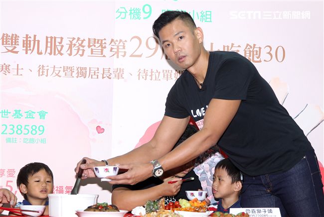 陳建州（黑人）做道地的客家小炒，提前與弱勢同桌圍爐，呼籲民眾小額捐款「搶救」尾牙宴。（記者邱榮吉/攝影）