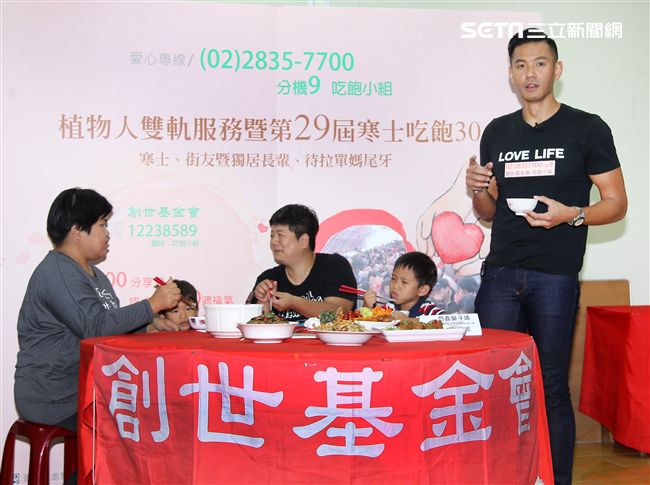 陳建州（黑人）做道地的客家小炒，提前與弱勢同桌圍爐，呼籲民眾小額捐款「搶救」尾牙宴。（記者邱榮吉/攝影）