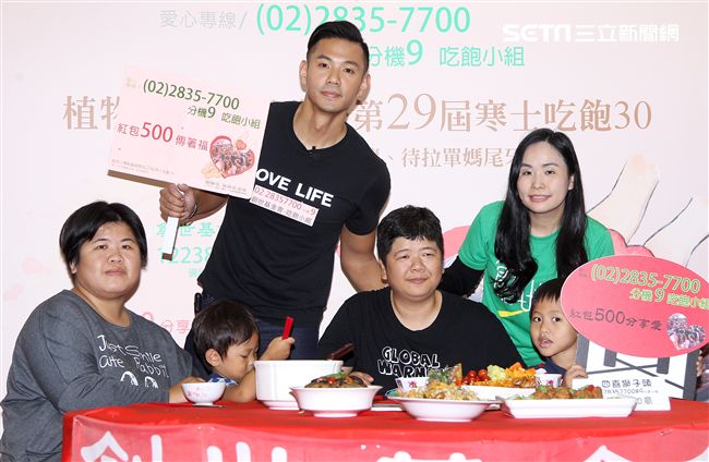 陳建州（黑人）做道地的客家小炒，提前與弱勢同桌圍爐，呼籲民眾小額捐款「搶救」尾牙宴。（記者邱榮吉/攝影）