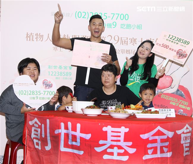 陳建州（黑人）做道地的客家小炒，提前與弱勢同桌圍爐，呼籲民眾小額捐款「搶救」尾牙宴。（記者邱榮吉/攝影）