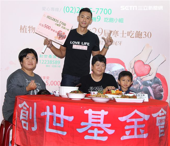 陳建州（黑人）做道地的客家小炒，提前與弱勢同桌圍爐，呼籲民眾小額捐款「搶救」尾牙宴。（記者邱榮吉/攝影）