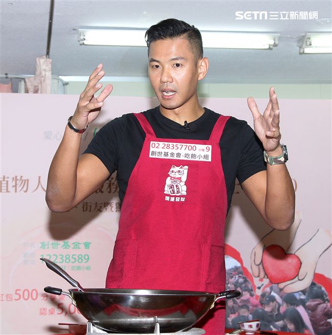 陳建州（黑人）做道地的客家小炒，提前與弱勢同桌圍爐，呼籲民眾小額捐款「搶救」尾牙宴。（記者邱榮吉/攝影）