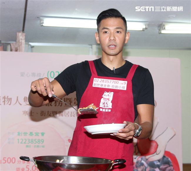 陳建州（黑人）做道地的客家小炒，提前與弱勢同桌圍爐，呼籲民眾小額捐款「搶救」尾牙宴。（記者邱榮吉/攝影）