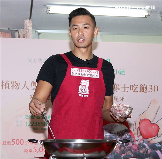 陳建州（黑人）做道地的客家小炒，提前與弱勢同桌圍爐，呼籲民眾小額捐款「搶救」尾牙宴。（記者邱榮吉/攝影）