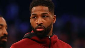 守住絕殺球　湯普森對籃網球迷比中指
NBA,克里夫蘭騎士,Tristan Thompson,中指,挑釁
翻攝自推特