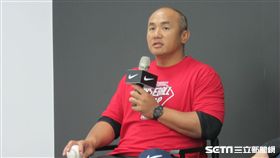 ▲職棒退役選手張泰山指導青棒球員。（圖／記者蕭保祥攝影）