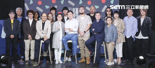 台北流行音樂中心即將誕生，臺北市政府文化局局長鍾永豐、影像統籌導演陳奕仁、臺北市副市長陳景峻、北流CIS設計師方序中、動畫統籌導演邱煥升、文化部影視及流行音樂發展司副司長王志錚和全體貴賓合影。（記者林士傑/攝影）