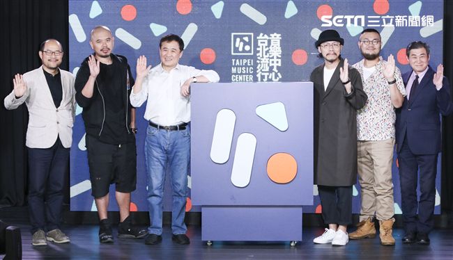 台北流行音樂中心即將誕生，臺北市政府文化局局長鍾永豐、影像統籌導演陳奕仁、臺北市副市長陳景峻、北流CIS設計師方序中、動畫統籌導演邱煥升、文化部影視及流行音樂發展司副司長王志錚。（記者林士傑/攝影）