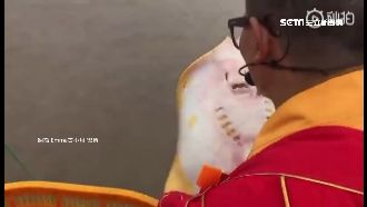 2指插噴水孔掰嘴　法師放生魟魚惹議