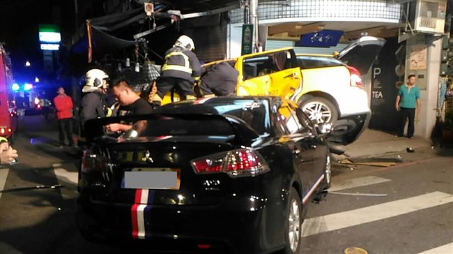 計程車遭攔腰撞鏟起　4人送醫