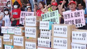 勞團宣告勞權公投連署失敗（1）勞權公投聯盟發起廢止勞基法修法以及制訂國定假日法2公投案，但第二階段連署都未達10萬份。勞權公投聯盟14日在民進黨中央黨部前舉行記者會，宣告連署失敗，並喊出「連署未達標、戰鬥要繼續」的口號。中央社記者吳翊寧攝　107年9月14日