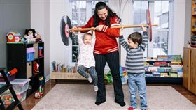 吉拉德（中）已是3個小孩的媽媽。（圖／翻攝自IWF官網）