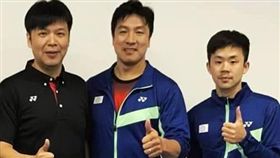 （左起）中華羽協理事長張國祚、現任總教練張政雄及新任總教練賴建誠。（圖／中華羽協提供）