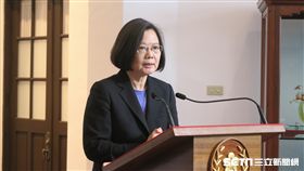 總統蔡英文6日首度在總統府進行「迴廊談話」。（圖／記者盧素梅攝）